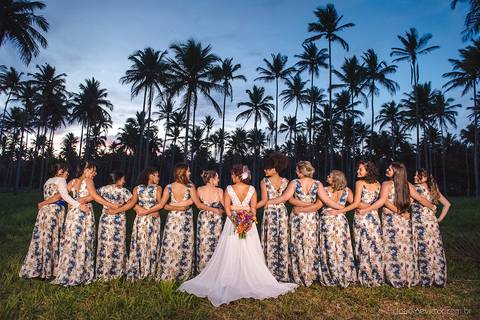 Lindo casamento com cerimônia realizada na praia de coqueiral de aracruz por fotógrafos de casamento vila velha fotógrafos de casamento vitória fotógrafos de casamento de serra esp santo es com noivo noiva e ensaio externo no bambuzal e na linha de trem'