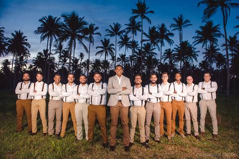 Lindo casamento com cerimônia realizada na praia de coqueiral de aracruz por fotógrafos de casamento vila velha fotógrafos de casamento vitória fotógrafos de casamento de serra esp santo es com noivo noiva e ensaio externo no bambuzal e na linha de trem'