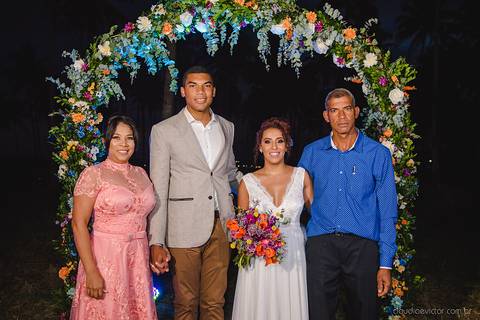 Lindo casamento com cerimônia realizada na praia de coqueiral de aracruz por fotógrafos de casamento vila velha fotógrafos de casamento vitória fotógrafos de casamento de serra esp santo es com noivo noiva e ensaio externo no bambuzal e na linha de trem'