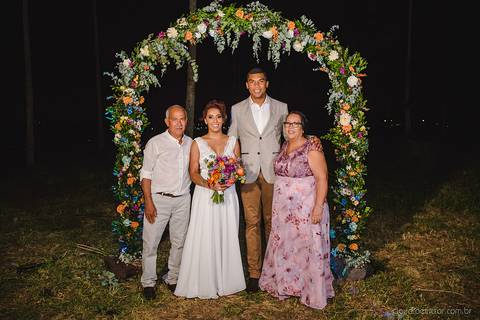 Lindo casamento com cerimônia realizada na praia de coqueiral de aracruz por fotógrafos de casamento vila velha fotógrafos de casamento vitória fotógrafos de casamento de serra esp santo es com noivo noiva e ensaio externo no bambuzal e na linha de trem'