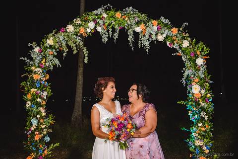 Lindo casamento com cerimônia realizada na praia de coqueiral de aracruz por fotógrafos de casamento vila velha fotógrafos de casamento vitória fotógrafos de casamento de serra esp santo es com noivo noiva e ensaio externo no bambuzal e na linha de trem'
