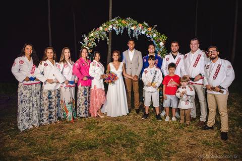 Lindo casamento com cerimônia realizada na praia de coqueiral de aracruz por fotógrafos de casamento vila velha fotógrafos de casamento vitória fotógrafos de casamento de serra esp santo es com noivo noiva e ensaio externo no bambuzal e na linha de trem'