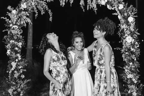 Lindo casamento com cerimônia realizada na praia de coqueiral de aracruz por fotógrafos de casamento vila velha fotógrafos de casamento vitória fotógrafos de casamento de serra esp santo es com noivo noiva e ensaio externo no bambuzal e na linha de trem'