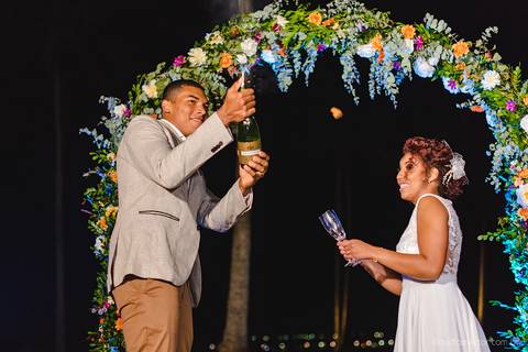Lindo casamento com cerimônia realizada na praia de coqueiral de aracruz por fotógrafos de casamento vila velha fotógrafos de casamento vitória fotógrafos de casamento de serra esp santo es com noivo noiva e ensaio externo no bambuzal e na linha de trem'