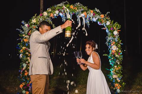 Lindo casamento com cerimônia realizada na praia de coqueiral de aracruz por fotógrafos de casamento vila velha fotógrafos de casamento vitória fotógrafos de casamento de serra esp santo es com noivo noiva e ensaio externo no bambuzal e na linha de trem'