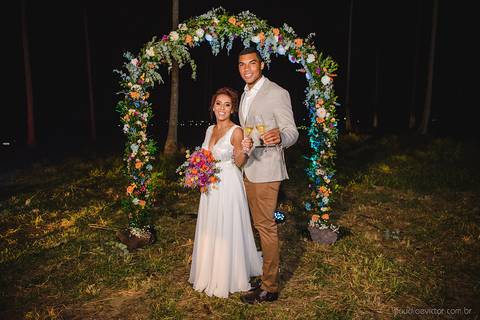 Lindo casamento com cerimônia realizada na praia de coqueiral de aracruz por fotógrafos de casamento vila velha fotógrafos de casamento vitória fotógrafos de casamento de serra esp santo es com noivo noiva e ensaio externo no bambuzal e na linha de trem'