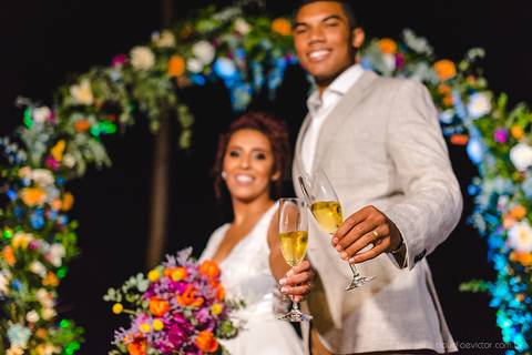 Lindo casamento com cerimônia realizada na praia de coqueiral de aracruz por fotógrafos de casamento vila velha fotógrafos de casamento vitória fotógrafos de casamento de serra esp santo es com noivo noiva e ensaio externo no bambuzal e na linha de trem'