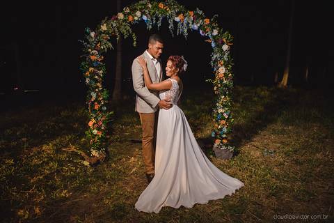 Lindo casamento com cerimônia realizada na praia de coqueiral de aracruz por fotógrafos de casamento vila velha fotógrafos de casamento vitória fotógrafos de casamento de serra esp santo es com noivo noiva e ensaio externo no bambuzal e na linha de trem'