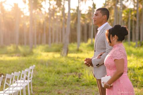 Lindo casamento com cerimônia realizada na praia de coqueiral de aracruz por fotógrafos de casamento vila velha fotógrafos de casamento vitória fotógrafos de casamento de serra esp santo es com noivo noiva e ensaio externo no bambuzal e na linha de trem'