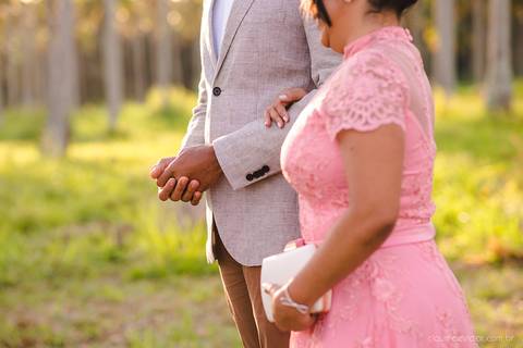 Lindo casamento com cerimônia realizada na praia de coqueiral de aracruz por fotógrafos de casamento vila velha fotógrafos de casamento vitória fotógrafos de casamento de serra esp santo es com noivo noiva e ensaio externo no bambuzal e na linha de trem'