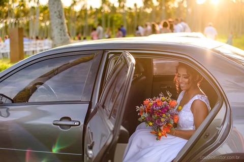 Lindo casamento com cerimônia realizada na praia de coqueiral de aracruz por fotógrafos de casamento vila velha fotógrafos de casamento vitória fotógrafos de casamento de serra esp santo es com noivo noiva e ensaio externo no bambuzal e na linha de trem'