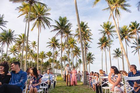 Lindo casamento com cerimônia realizada na praia de coqueiral de aracruz por fotógrafos de casamento vila velha fotógrafos de casamento vitória fotógrafos de casamento de serra esp santo es com noivo noiva e ensaio externo no bambuzal e na linha de trem'