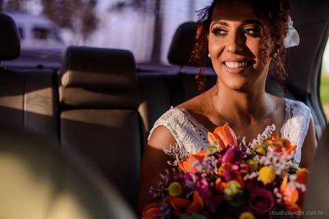 Lindo casamento com cerimônia realizada na praia de coqueiral de aracruz por fotógrafos de casamento vila velha fotógrafos de casamento vitória fotógrafos de casamento de serra esp santo es com noivo noiva e ensaio externo no bambuzal e na linha de trem'