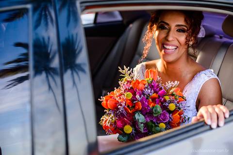 Lindo casamento com cerimônia realizada na praia de coqueiral de aracruz por fotógrafos de casamento vila velha fotógrafos de casamento vitória fotógrafos de casamento de serra esp santo es com noivo noiva e ensaio externo no bambuzal e na linha de trem'