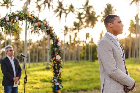 Lindo casamento com cerimônia realizada na praia de coqueiral de aracruz por fotógrafos de casamento vila velha fotógrafos de casamento vitória fotógrafos de casamento de serra esp santo es com noivo noiva e ensaio externo no bambuzal e na linha de trem'