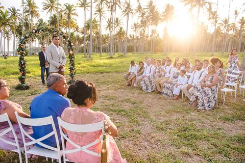 Lindo casamento com cerimônia realizada na praia de coqueiral de aracruz por fotógrafos de casamento vila velha fotógrafos de casamento vitória fotógrafos de casamento de serra esp santo es com noivo noiva e ensaio externo no bambuzal e na linha de trem'