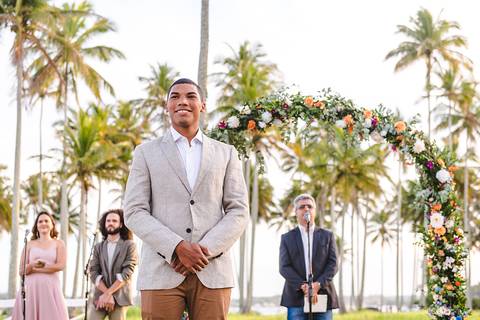 Lindo casamento com cerimônia realizada na praia de coqueiral de aracruz por fotógrafos de casamento vila velha fotógrafos de casamento vitória fotógrafos de casamento de serra esp santo es com noivo noiva e ensaio externo no bambuzal e na linha de trem'
