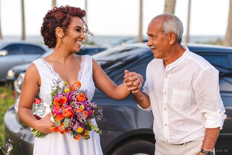 Lindo casamento com cerimônia realizada na praia de coqueiral de aracruz por fotógrafos de casamento vila velha fotógrafos de casamento vitória fotógrafos de casamento de serra esp santo es com noivo noiva e ensaio externo no bambuzal e na linha de trem'