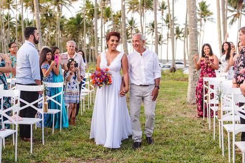 Lindo casamento com cerimônia realizada na praia de coqueiral de aracruz por fotógrafos de casamento vila velha fotógrafos de casamento vitória fotógrafos de casamento de serra esp santo es com noivo noiva e ensaio externo no bambuzal e na linha de trem'