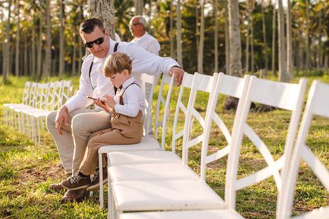 Lindo casamento com cerimônia realizada na praia de coqueiral de aracruz por fotógrafos de casamento vila velha fotógrafos de casamento vitória fotógrafos de casamento de serra esp santo es com noivo noiva e ensaio externo no bambuzal e na linha de trem'