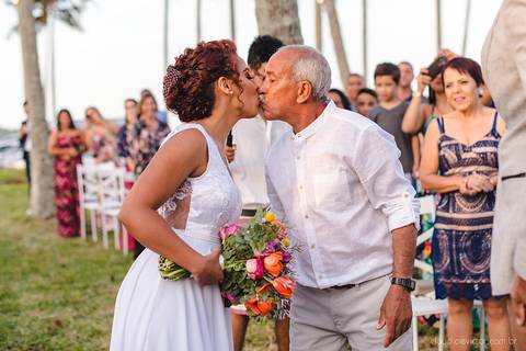 Lindo casamento com cerimônia realizada na praia de coqueiral de aracruz por fotógrafos de casamento vila velha fotógrafos de casamento vitória fotógrafos de casamento de serra esp santo es com noivo noiva e ensaio externo no bambuzal e na linha de trem'