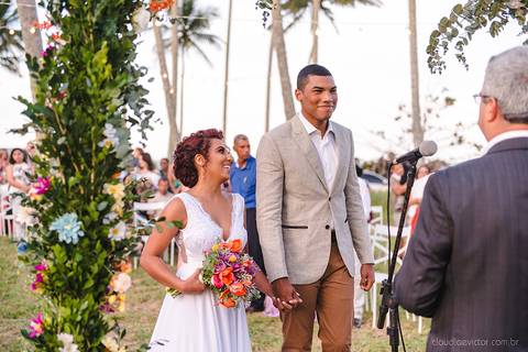 Lindo casamento com cerimônia realizada na praia de coqueiral de aracruz por fotógrafos de casamento vila velha fotógrafos de casamento vitória fotógrafos de casamento de serra esp santo es com noivo noiva e ensaio externo no bambuzal e na linha de trem'