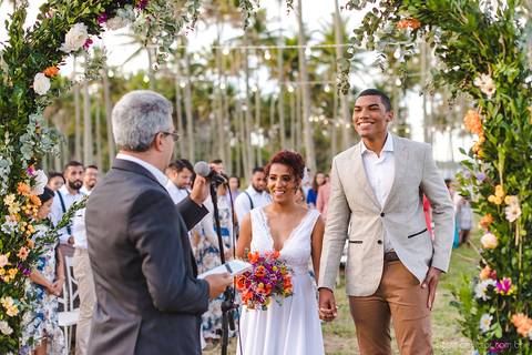 Lindo casamento com cerimônia realizada na praia de coqueiral de aracruz por fotógrafos de casamento vila velha fotógrafos de casamento vitória fotógrafos de casamento de serra esp santo es com noivo noiva e ensaio externo no bambuzal e na linha de trem'