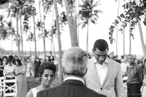Lindo casamento com cerimônia realizada na praia de coqueiral de aracruz por fotógrafos de casamento vila velha fotógrafos de casamento vitória fotógrafos de casamento de serra esp santo es com noivo noiva e ensaio externo no bambuzal e na linha de trem'