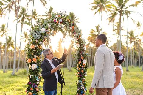 Lindo casamento com cerimônia realizada na praia de coqueiral de aracruz por fotógrafos de casamento vila velha fotógrafos de casamento vitória fotógrafos de casamento de serra esp santo es com noivo noiva e ensaio externo no bambuzal e na linha de trem'