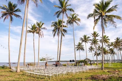 Lindo casamento com cerimônia realizada na praia de coqueiral de aracruz por fotógrafos de casamento vila velha fotógrafos de casamento vitória fotógrafos de casamento de serra esp santo es com noivo noiva e ensaio externo no bambuzal e na linha de trem'