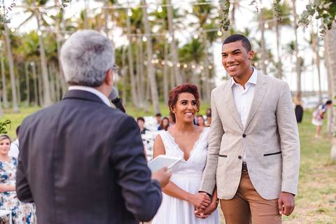 Lindo casamento com cerimônia realizada na praia de coqueiral de aracruz por fotógrafos de casamento vila velha fotógrafos de casamento vitória fotógrafos de casamento de serra esp santo es com noivo noiva e ensaio externo no bambuzal e na linha de trem'