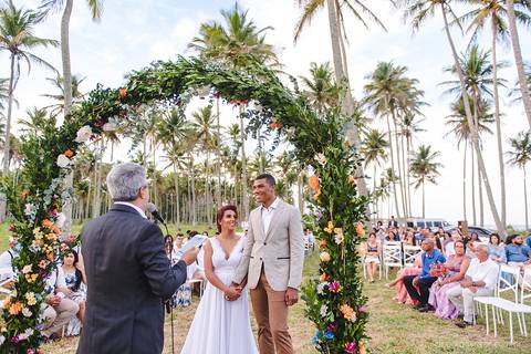 Lindo casamento com cerimônia realizada na praia de coqueiral de aracruz por fotógrafos de casamento vila velha fotógrafos de casamento vitória fotógrafos de casamento de serra esp santo es com noivo noiva e ensaio externo no bambuzal e na linha de trem'