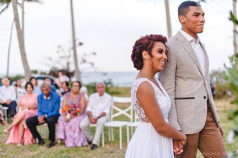 Lindo casamento com cerimônia realizada na praia de coqueiral de aracruz por fotógrafos de casamento vila velha fotógrafos de casamento vitória fotógrafos de casamento de serra esp santo es com noivo noiva e ensaio externo no bambuzal e na linha de trem'