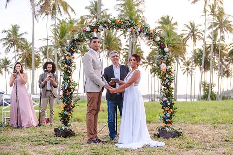 Lindo casamento com cerimônia realizada na praia de coqueiral de aracruz por fotógrafos de casamento vila velha fotógrafos de casamento vitória fotógrafos de casamento de serra esp santo es com noivo noiva e ensaio externo no bambuzal e na linha de trem'