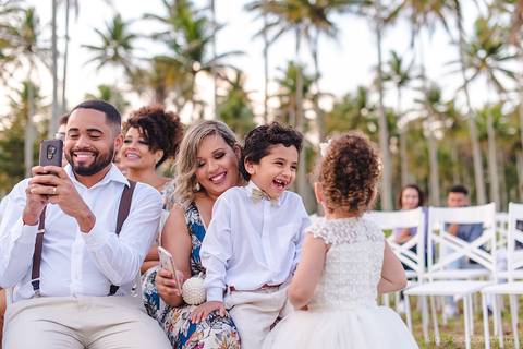Lindo casamento com cerimônia realizada na praia de coqueiral de aracruz por fotógrafos de casamento vila velha fotógrafos de casamento vitória fotógrafos de casamento de serra esp santo es com noivo noiva e ensaio externo no bambuzal e na linha de trem'