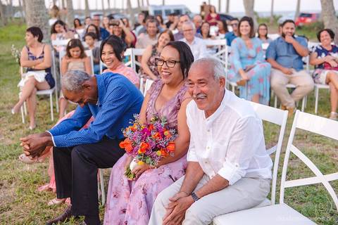 Lindo casamento com cerimônia realizada na praia de coqueiral de aracruz por fotógrafos de casamento vila velha fotógrafos de casamento vitória fotógrafos de casamento de serra esp santo es com noivo noiva e ensaio externo no bambuzal e na linha de trem'