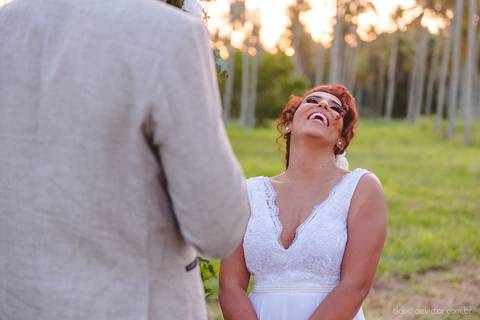 Lindo casamento com cerimônia realizada na praia de coqueiral de aracruz por fotógrafos de casamento vila velha fotógrafos de casamento vitória fotógrafos de casamento de serra esp santo es com noivo noiva e ensaio externo no bambuzal e na linha de trem'