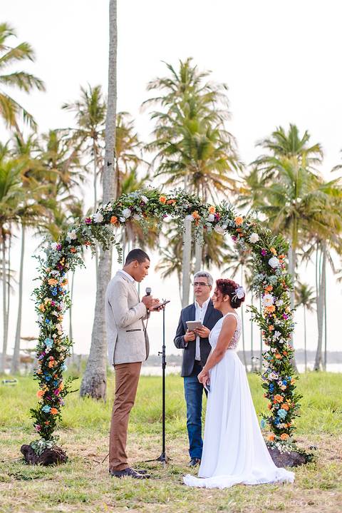 Lindo casamento com cerimônia realizada na praia de coqueiral de aracruz por fotógrafos de casamento vila velha fotógrafos de casamento vitória fotógrafos de casamento de serra esp santo es com noivo noiva e ensaio externo no bambuzal e na linha de trem'