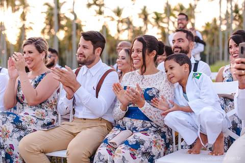 Lindo casamento com cerimônia realizada na praia de coqueiral de aracruz por fotógrafos de casamento vila velha fotógrafos de casamento vitória fotógrafos de casamento de serra esp santo es com noivo noiva e ensaio externo no bambuzal e na linha de trem'