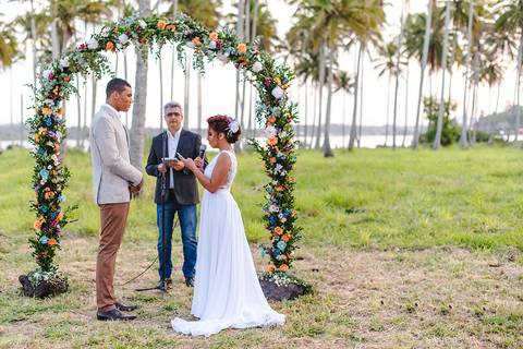 Lindo casamento com cerimônia realizada na praia de coqueiral de aracruz por fotógrafos de casamento vila velha fotógrafos de casamento vitória fotógrafos de casamento de serra esp santo es com noivo noiva e ensaio externo no bambuzal e na linha de trem'