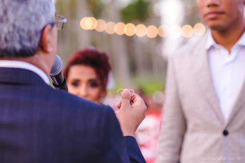 Lindo casamento com cerimônia realizada na praia de coqueiral de aracruz por fotógrafos de casamento vila velha fotógrafos de casamento vitória fotógrafos de casamento de serra esp santo es com noivo noiva e ensaio externo no bambuzal e na linha de trem'