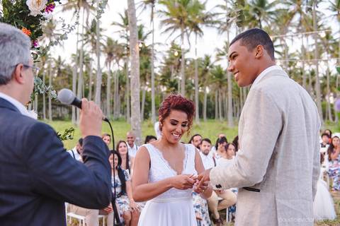Lindo casamento com cerimônia realizada na praia de coqueiral de aracruz por fotógrafos de casamento vila velha fotógrafos de casamento vitória fotógrafos de casamento de serra esp santo es com noivo noiva e ensaio externo no bambuzal e na linha de trem'
