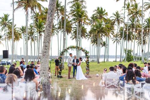Lindo casamento com cerimônia realizada na praia de coqueiral de aracruz por fotógrafos de casamento vila velha fotógrafos de casamento vitória fotógrafos de casamento de serra esp santo es com noivo noiva e ensaio externo no bambuzal e na linha de trem'