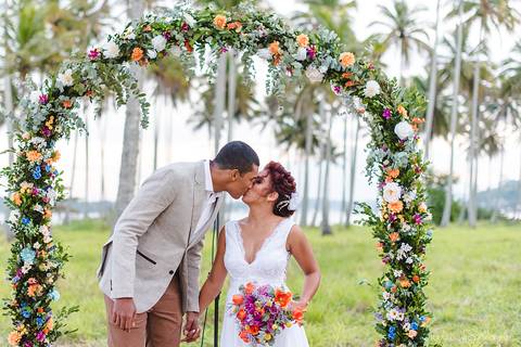 Lindo casamento com cerimônia realizada na praia de coqueiral de aracruz por fotógrafos de casamento vila velha fotógrafos de casamento vitória fotógrafos de casamento de serra esp santo es com noivo noiva e ensaio externo no bambuzal e na linha de trem'