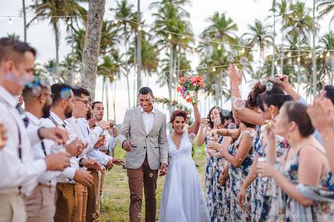 Lindo casamento com cerimônia realizada na praia de coqueiral de aracruz por fotógrafos de casamento vila velha fotógrafos de casamento vitória fotógrafos de casamento de serra esp santo es com noivo noiva e ensaio externo no bambuzal e na linha de trem'