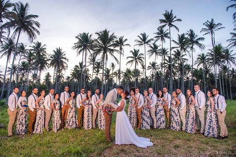 Lindo casamento com cerimônia realizada na praia de coqueiral de aracruz por fotógrafos de casamento vila velha fotógrafos de casamento vitória fotógrafos de casamento de serra esp santo es com noivo noiva e ensaio externo no bambuzal e na linha de trem'