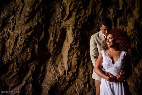 Lindo casamento com cerimônia realizada na praia de coqueiral de aracruz por fotógrafos de casamento vila velha fotógrafos de casamento vitória fotógrafos de casamento de serra esp santo es com noivo noiva e ensaio externo no bambuzal e na linha de trem'