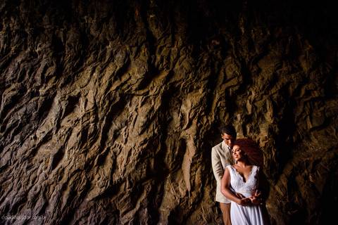 Lindo casamento com cerimônia realizada na praia de coqueiral de aracruz por fotógrafos de casamento vila velha fotógrafos de casamento vitória fotógrafos de casamento de serra esp santo es com noivo noiva e ensaio externo no bambuzal e na linha de trem'