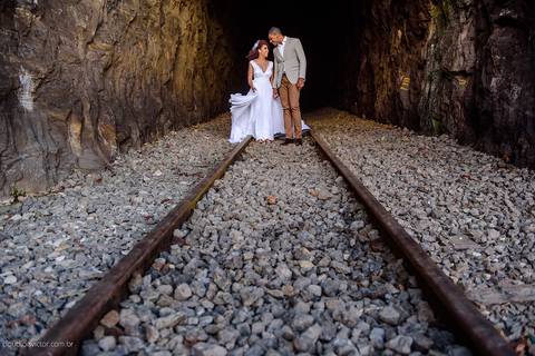 Lindo casamento com cerimônia realizada na praia de coqueiral de aracruz por fotógrafos de casamento vila velha fotógrafos de casamento vitória fotógrafos de casamento de serra esp santo es com noivo noiva e ensaio externo no bambuzal e na linha de trem'