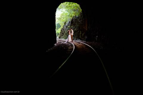 Lindo casamento com cerimônia realizada na praia de coqueiral de aracruz por fotógrafos de casamento vila velha fotógrafos de casamento vitória fotógrafos de casamento de serra esp santo es com noivo noiva e ensaio externo no bambuzal e na linha de trem'